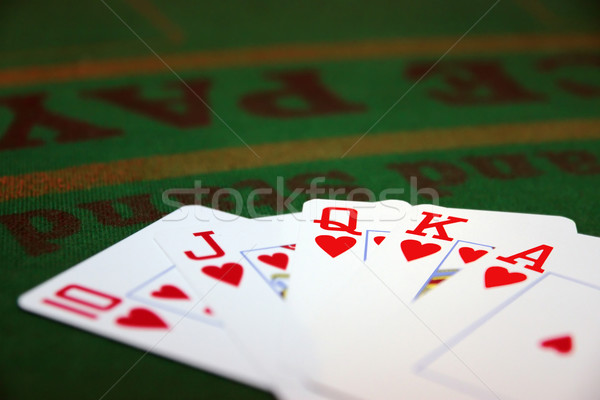 Royal coeurs vert casino table main Photo stock © morrbyte