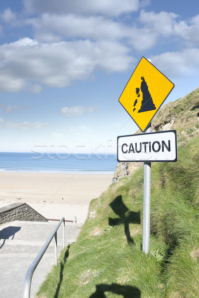 Cautela solto rochas assinar praia Foto stock © morrbyte