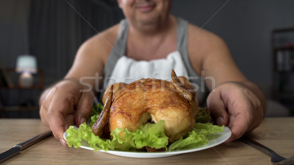 Stockfoto: Glimlachend · zwaarlijvig · mannelijke · naar · vet · gegrilde · kip