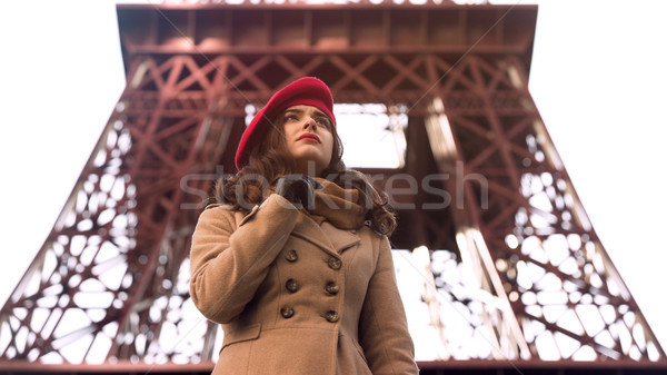 Tineri doamnă în picioare Turnul Eiffel singur aşteptare Imagine de stoc © motortion