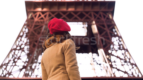 Genç bayan bakıyor Eyfel Kulesi gezi tur Stok fotoğraf © motortion