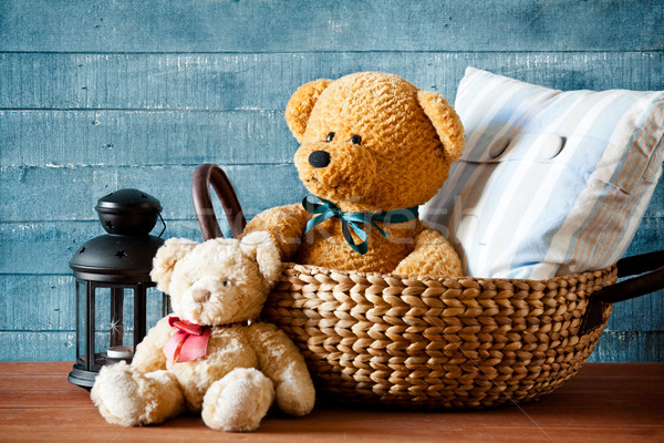 Drăguţ ursuleţ coş masa de lemn dragoste perete Imagine de stoc © mpessaris