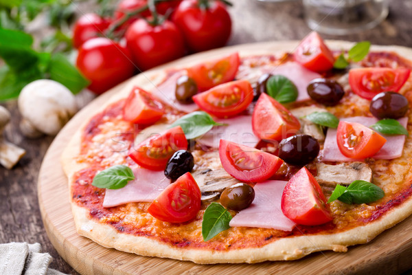 Eigengemaakt pizza vers tomaten olijven champignons Stockfoto © mpessaris