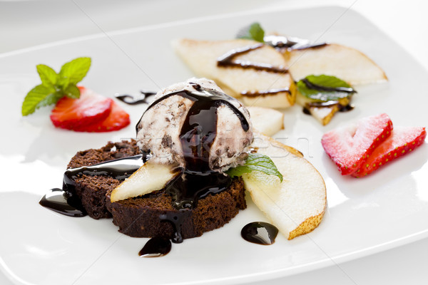 Bolo de chocolate pereira sorvete saboroso sobremesa Foto stock © mpessaris