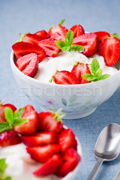 Iogurte fresco morangos tigela comida azul Foto stock © mpessaris