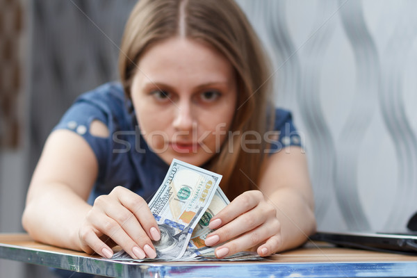 Młodych szczęśliwy kobieta dolarów tabeli wewnątrz Zdjęcia stock © mrakor