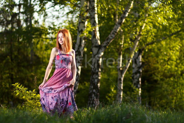 Stockfoto: Meisje · lopen · stralen · zonsondergang · bos