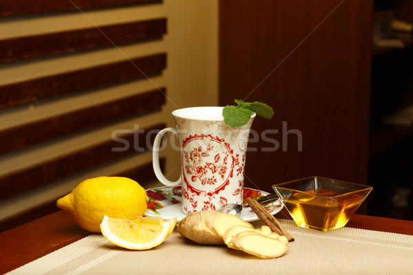 玻璃 甜 茶 主料 表 葉 商業照片 © mrakor