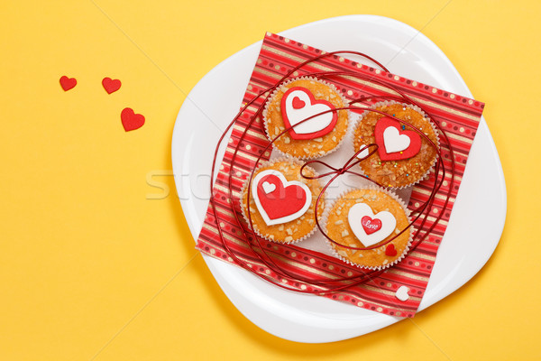 [[stock_photo]]: Saint · valentin · muffins · blanche · plaque · rouge · coeurs