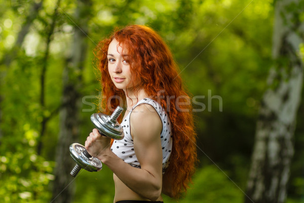 Dziewczyna hantle lasu fitness Zdjęcia stock © mrakor