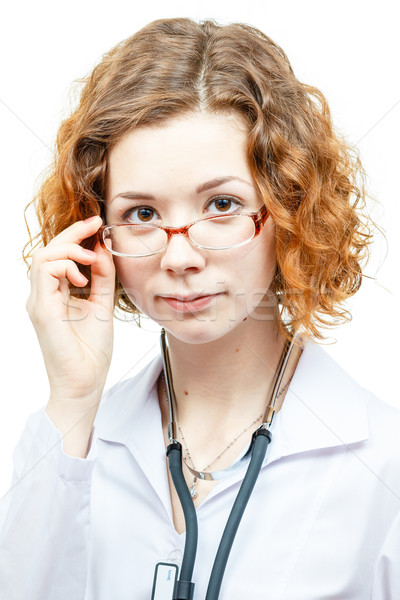 Aranyos vörös hajú nő orvos laborköpeny szemüveg izolált Stock fotó © mrakor
