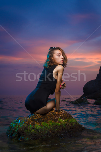 Genç kız oturma taş moda gün batımı plaj Stok fotoğraf © mrakor