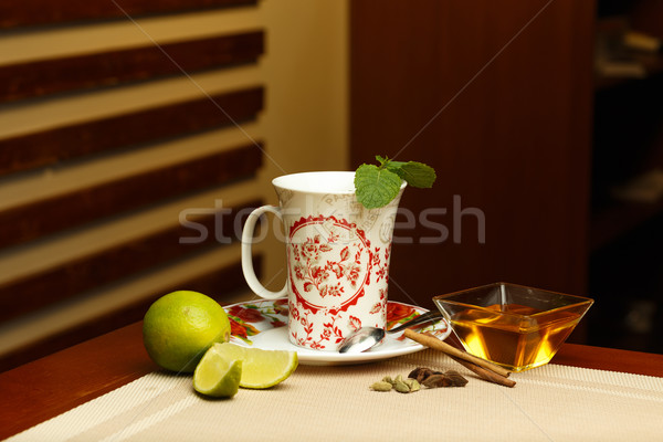 玻璃 甜 茶 主料 表 葉 商業照片 © mrakor
