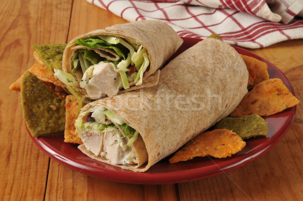 Csirkesaláta csomagolás zöldség tortilla sültkrumpli étel Stock fotó © MSPhotographic
