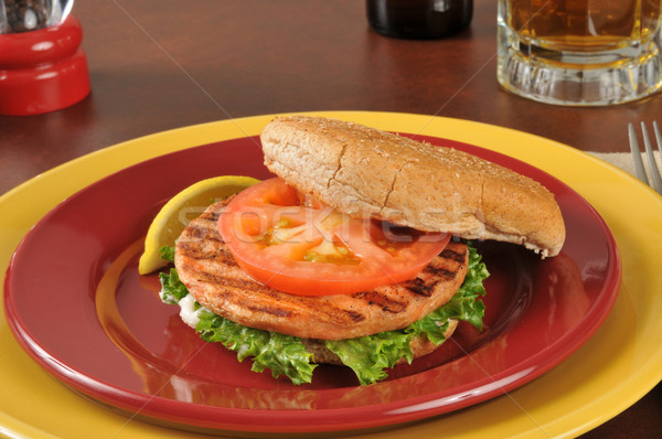 啤酒 / closeup of grilled salmon burger with mug of beer