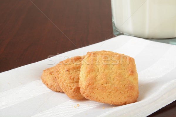 Mordre coco cookies croustillant verre lait Photo stock © MSPhotographic