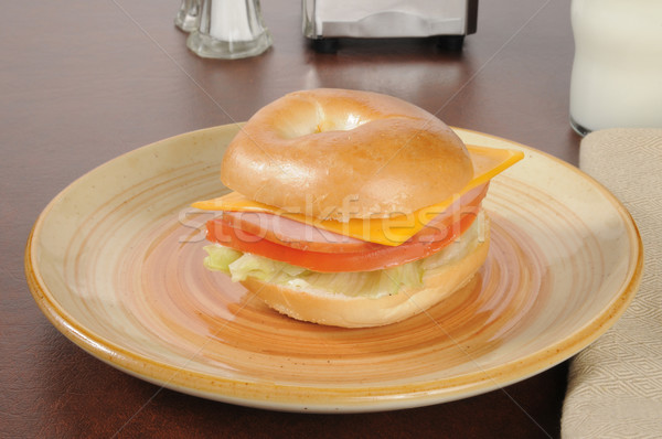 şuncă brânză sandwich covrigi sticlă lapte Imagine de stoc © MSPhotographic