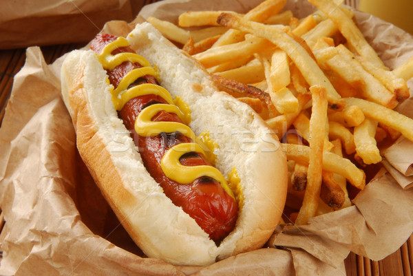 Mustar câine cartofi prajiti coş hot dog franceza cartofi prajiti Imagine de stoc © MSPhotographic