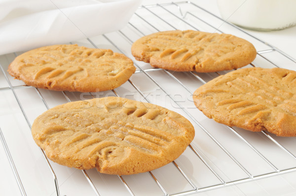 Manteca de cacahuete cookies enfriamiento rack casa Foto stock © MSPhotographic