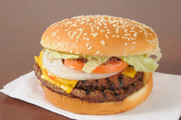 Fast-food cheeseburger çift marul salatalık turşusu domates Stok fotoğraf © MSPhotographic