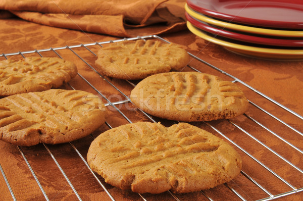 Frescos manteca de cacahuete cookies enfriamiento alambre Foto stock © MSPhotographic