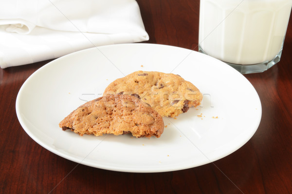 Teilweise Cookies Platte Glas Milch Essen Stock foto © MSPhotographic