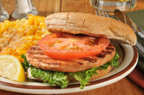 Lachs burger Vollkornbrot Makkaroni Stock foto © MSPhotographic