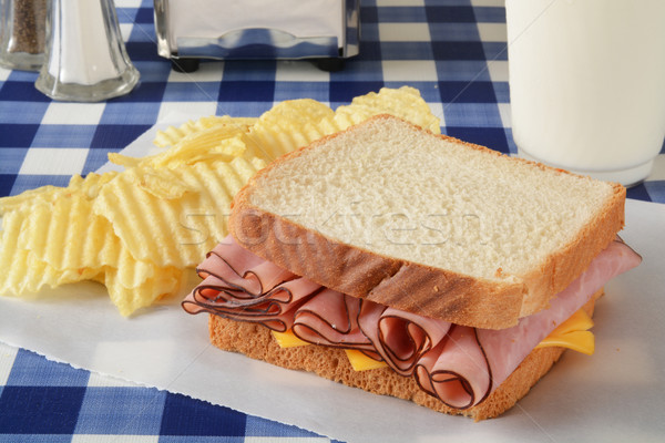 Ham kaas sandwich picknicktafel chips glas Stockfoto © MSPhotographic