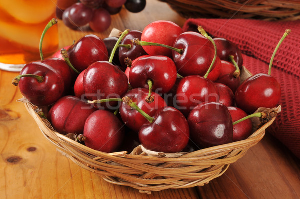 Vers kersen mand houten picknicktafel Stockfoto © MSPhotographic