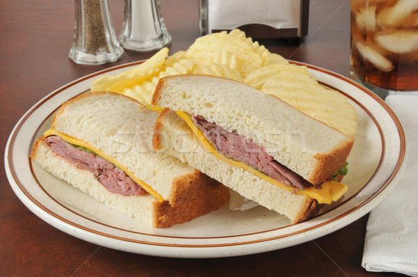 Marhahús cheddar sajt szendvics burgonyaszirom üdítőital Stock fotó © MSPhotographic