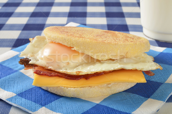 Tükörtojás szendvics angol muffin szalonna sajt Stock fotó © MSPhotographic