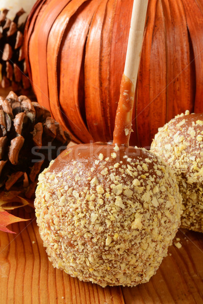 Foto stock: Caramelo · manzana · nueces · vacaciones · mesa · suelo