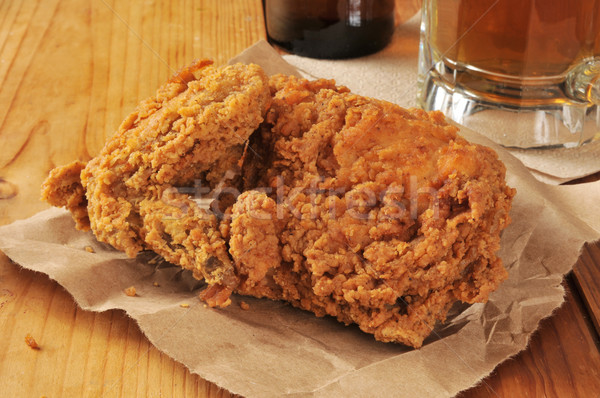 жареная курица пива служивший коричневый оберточной бумаги кружка Сток-фото © MSPhotographic