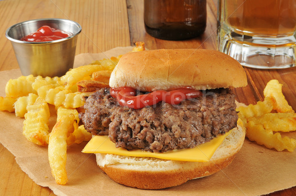 Sajtburger sültkrumpli sör hamburger sajt sültkrumpli Stock fotó © MSPhotographic