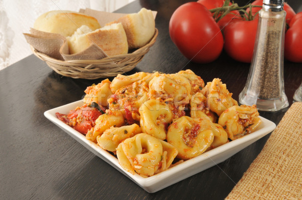 Stockfoto: Tortellini · tomaat · pesto · kaas · diner