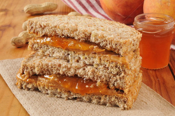 Unt de arahide gem sandwich piersic paine integrala de grau pâine Imagine de stoc © MSPhotographic