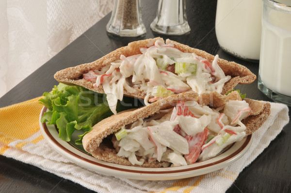 Zeevruchten sandwich pita brood krab salade Stockfoto © MSPhotographic