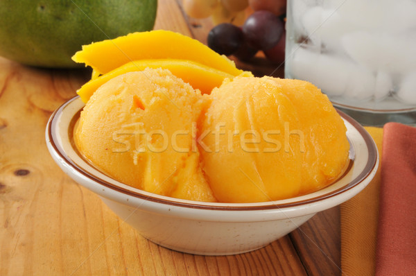 Mango sorbet mic fel de mâncare masa de lemn îngheţată Imagine de stoc © MSPhotographic