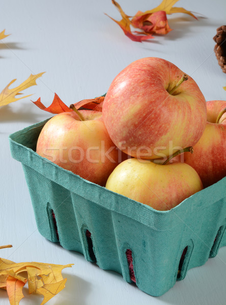 Gala manzanas contenedor maduro mesa hojas de otoño Foto stock © MSPhotographic