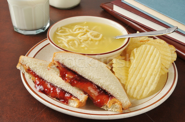 Unt de arahide sandwich supă pui şcoală Imagine de stoc © MSPhotographic