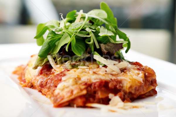 Lasagna servit alb placă salată fundal Imagine de stoc © mtoome