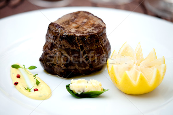 Borjúhús medál citrom mártás zöld vacsora Stock fotó © mtoome