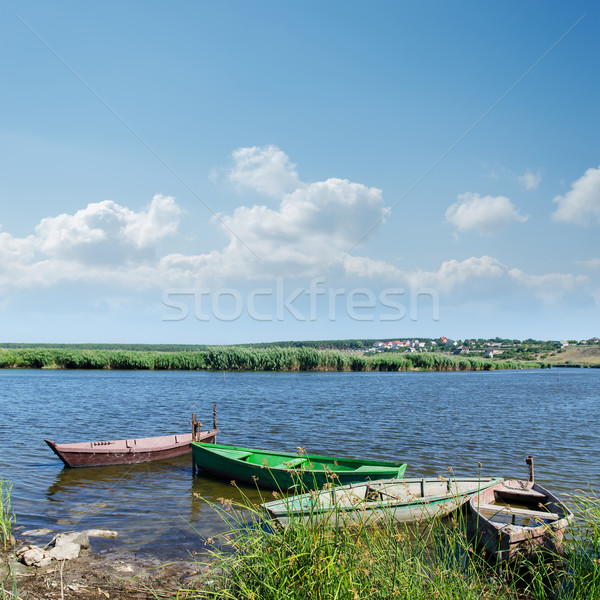Rivier oude boten groen gras bewolkt hemel Stockfoto © mycola