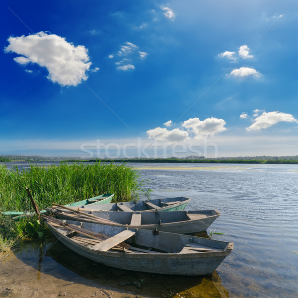 Schönen Fluss alten Boote grünen Gras bewölkt Stock foto © mycola