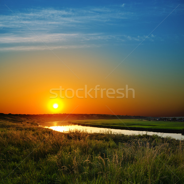Dramatischen Sonnenuntergang Fluss Himmel Wasser Sonne Stock foto © mycola