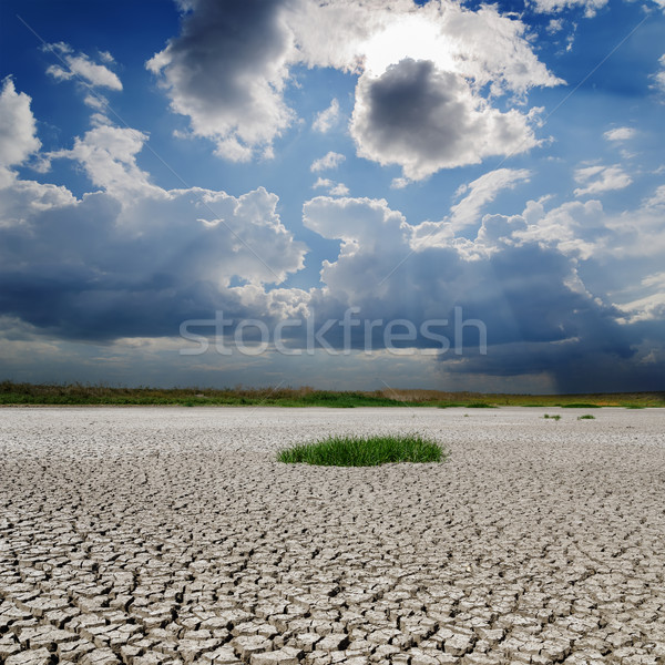 Seceta pământ ploios nori cer abstract Imagine de stoc © mycola