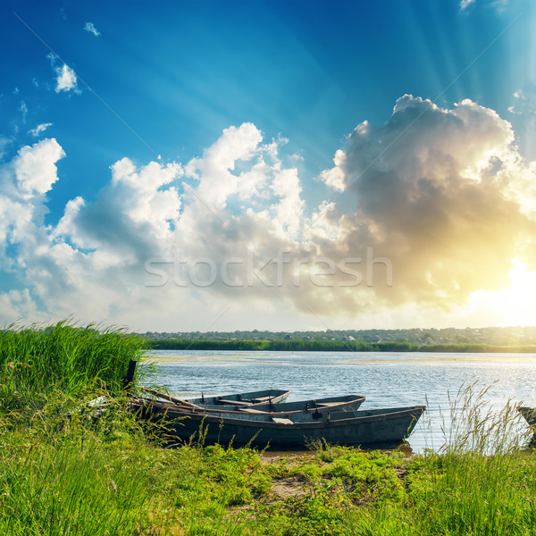 Foto stock: Pôr · do · sol · rio · barcos · água · grama · paisagem