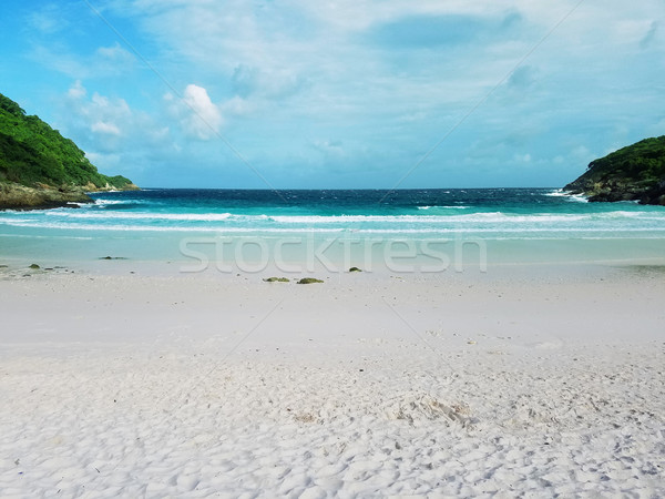 Gyönyörű homokos tengerpart trópusi sziget égbolt víz tenger Stock fotó © myfh88