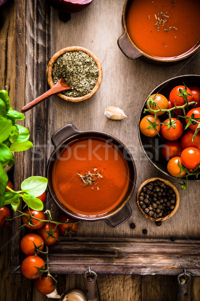 Zupa pomidorowa drewna domowej roboty pomidory zioła przyprawy Zdjęcia stock © mythja