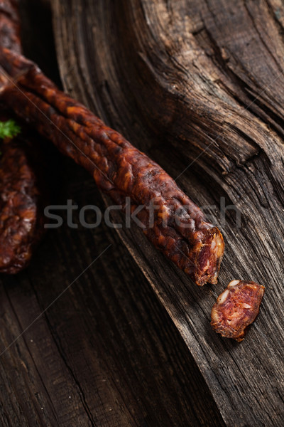 Füstölt kolbász aszalt kolbászok szeletel fa deszka Stock fotó © mythja